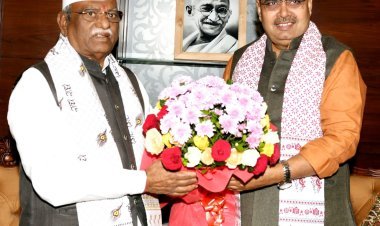 राज्यपाल बागडे को डॉ. देवेन्द्र धोदावत ने भेंट की काव्य कृति 'मां'  