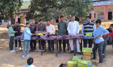 बच्चों को सर्दी में जर्सी व जूते वितरित 