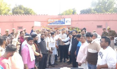 चौमू में बांग्लादेश में हिंदुओं पर अत्याचार के खिलाफ आक्रोश रैली, पुतला फूंका