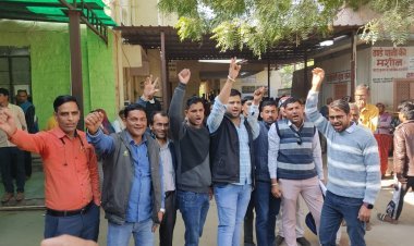 वेतन विसंगतियों के खिलाफ राजकीय अस्पताल के संविदा कर्मियों का विरोध प्रदर्शन 