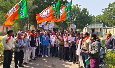 नगरपालिका की अनियमितताओं पर जनता का गुस्सा, एसडीएम को सौंपा ज्ञापन  