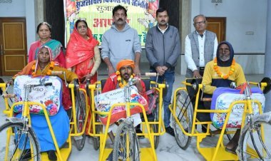 दिव्यांगों को उपलब्ध करवाई ट्राई साइकिल 