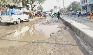 मुख्य सड़कों पर जलभराव से जनजीवन प्रभावित, जल्द समाधान की मांग   नगर परिषद और पीएचडी विभाग पर लापरवाही के आरोप 