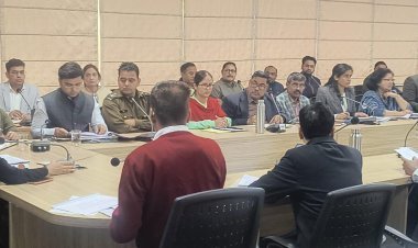 जिला कलक्टर ने राजस्व अधिकारियों को दी गति बढ़ाने के निर्देश