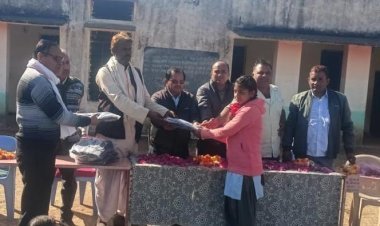 विद्यालय स्टाफ की ओर से नन्हे मुन्ने बच्चों को गर्म जर्सी का किया वितरण 