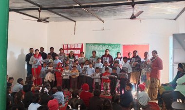 स्वेटर पाकर विद्यार्थियों के खिले चेहरे। 