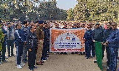 कलेक्टर शरद मेहरा ने मैराथन को हरी झंडी दिखाकर लगाई दौड़