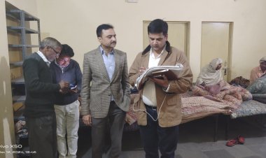 आयुक्त ने अन्नपूर्णा रसोई और रैन बसेरे का किया निरीक्षण, संबंधित अधिकारियों को दिए दिशा निर्देश 