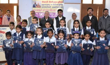 विद्यार्थियों को स्वेटर जुराब वितरित 