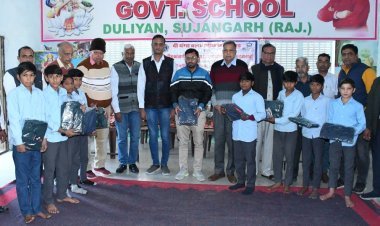 द् यंग्स क्लब जरूरतमंद विद्यार्थियों को स्वेटर्स उपलब्ध करवाए