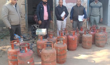 घरेलू गैस के व्यावसायिक कार्य में दुरूपयोग करने पर 17 सिलेंडर व अन्य सामग्री जप्त