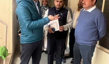 प्रभारी सचिव सावंत का निरीक्षण: अनुपस्थित कार्मिकों को लगाई फटकार 