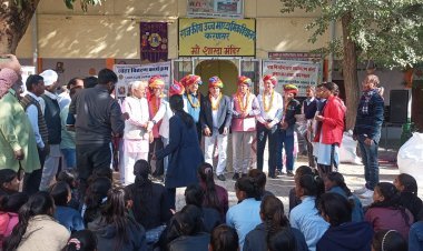 चार सौ बालिकाओं को  निःशुल्क स्वेटर वितरित 