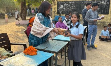 भामाशाह द्वारा छात्र छात्राओं को निःशुल्क जुते वितरण किए 
