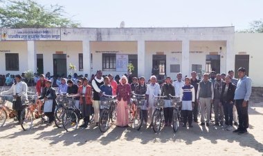 सरपुरा विद्यालय में बालिकाओं को वितरित की गई साइकिलें, खिले चेहरे