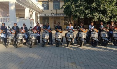 तोदी महाविद्यालय की 11 छात्राओं को मिली स्कूटी