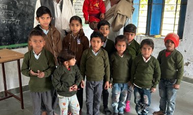 भामाशाहो नें जरुरतमंद बच्चों को वितरित किए स्वेटर व जुतें जुराब  