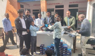 स्कूल स्टाफ ने भामाशाह बनाकर विद्यार्थियों को वितरित किए सर्दी के कपड़े 
