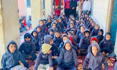 नौसरिया में जरूरतमंद छात्रों को स्वेटर वितरित