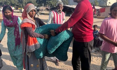 फुटपाथ किनारे बैठें बेसहारा व जरूरतमंदों को ऊनी वस्त्र वितरण किए 