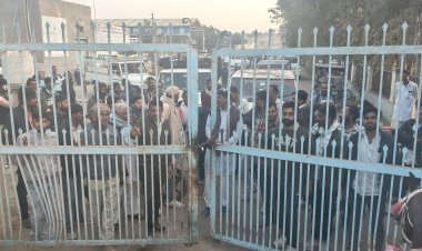 मूंगफली और मूंग की तुलाई बंद: सरदारशहर मंडी में बारदाना की किल्लत पर किसानों का हंगामा   - मुख्य गेट पर ताला लगाकर सरकार और अधिकारियों के खिलाफ प्रदर्शन