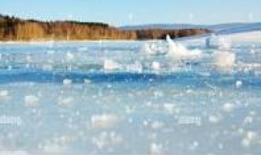  डल झील पर जमी बर्फ, बद्रीनाथ में झरना जमा; राजस्थान-यूपी में बारिश और MP में ओले गिरने का अलर्ट