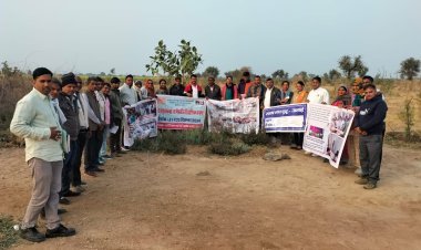 विभिन्न जिलों से आयें संस्था प्रतिनिधियों ने कचनारिया ग्राम में मॉडल देवबनी का किया भ्रमण    