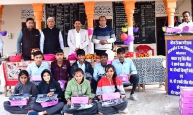 भोजासर में विद्यार्थियों को स्वेटर और जूते वितरित