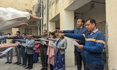 सुशासन सप्ताह: जिला कलेक्टर डॉ. सोनी के नेतृत्व में शपथ ग्रहण कार्यक्रम आयोजित