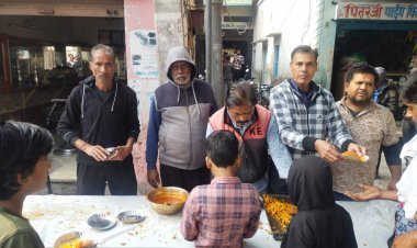 झुग्गी-झोपड़ी में रहने वाले गरीबों को 151 कंबल वितरित 