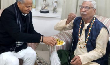 सहपाटी से 52 साल बाद मिलकर भावुक हुए अशोक गहलोत 