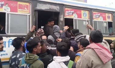  निशुल्क यात्रा बनी चुनौती: रोडवेज बसों में लटककर परीक्षा केंद्र पहुंचने को मजबूर परीक्षार्थी