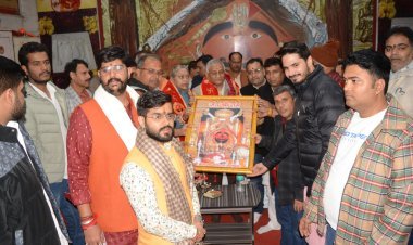 मिजोरम के राज्यपाल वीके सिंह ने सालासर बालाजी के लगाई धोक