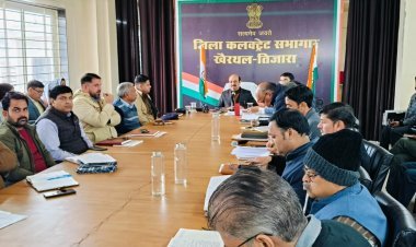 जिला कलेक्टर ने ली साप्ताहिक समीक्षा बैठक, 1 जनवरी से सड़क सुरक्षा माह शुरू  