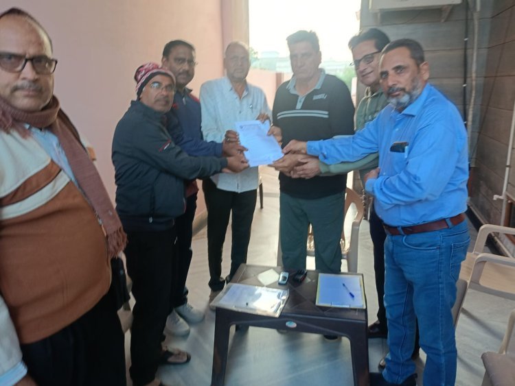 पुरानी पेंशन बहाली की मांग: शिक्षाकर्मी संघ ने विधायक को सौंपा ज्ञापन 