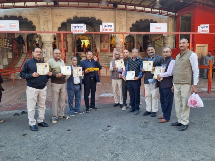 महेश दर्पण स्मारिका के सफल प्रकाशन के लिए समिति सदस्यों ने भगवान गजानंद को किया प्रथम प्रपत्र भेंट