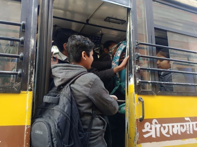क्षमता से दुगुने बच्चे बस में भरने का आरोप