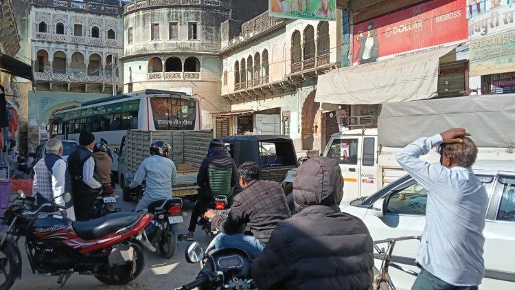 यातायात व्यवस्था बेपटरी: यातायात व्यवस्था लडख़ड़ाई, दिनभर जाम