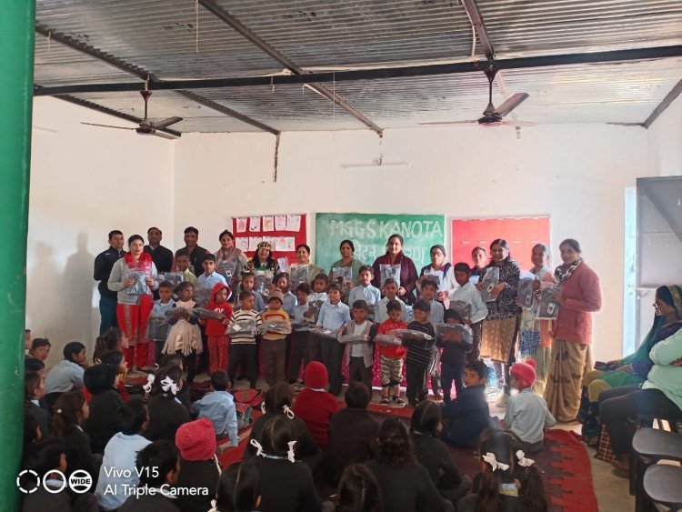 स्वेटर पाकर विद्यार्थियों के खिले चेहरे।
