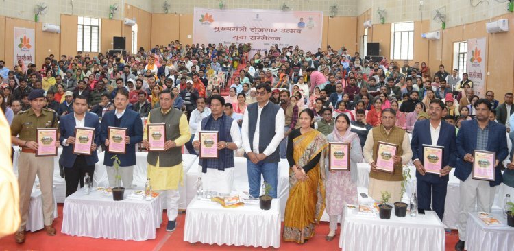 चूरू में रोजगार उत्सव और युवा सम्मेलन: विकास की नई उड़ान