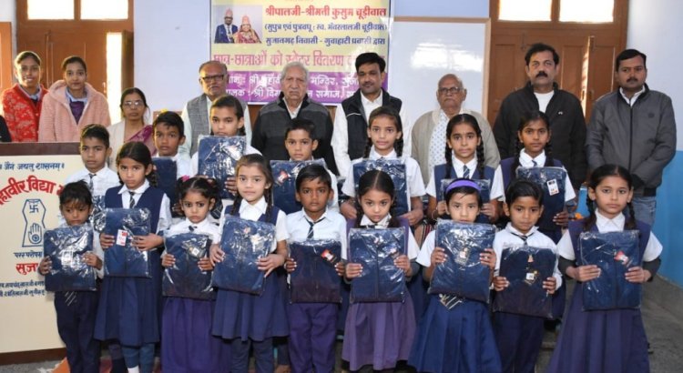 विद्यार्थियों को स्वेटर जुराब वितरित