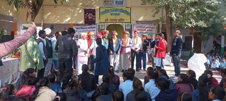 चार सौ बालिकाओं को निःशुल्क स्वेटर वितरित