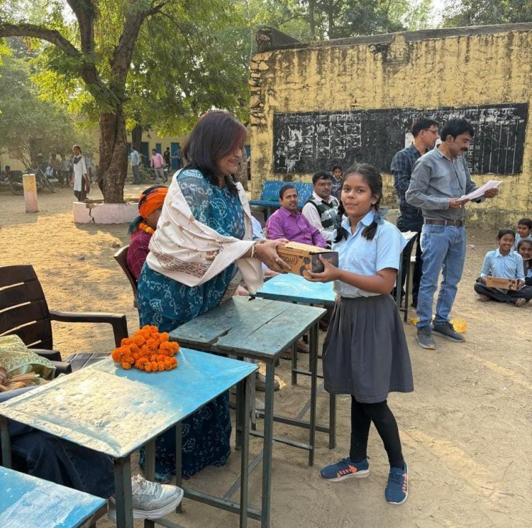 भामाशाह द्वारा छात्र छात्राओं को निःशुल्क जुते वितरण किए