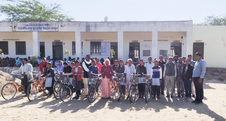 सरपुरा विद्यालय में बालिकाओं को वितरित की गई साइकिलें, खिले चेहरे