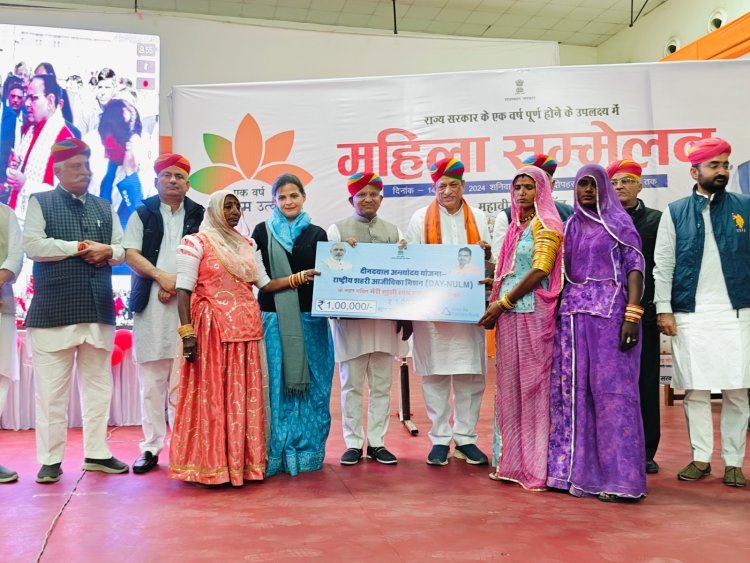 बाड़मेर में 50 छात्राओं को मिली स्कूटी, महिला सशक्तिकरण पर जोर