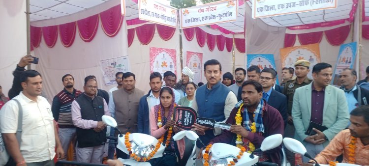 राज्य सरकार की पहली वर्षगांठ पर अन्त्योदय शिविर में योजनाओं का लाभ वितरित