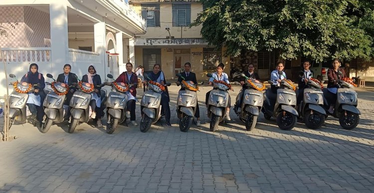 तोदी महाविद्यालय की 11 छात्राओं को मिली स्कूटी