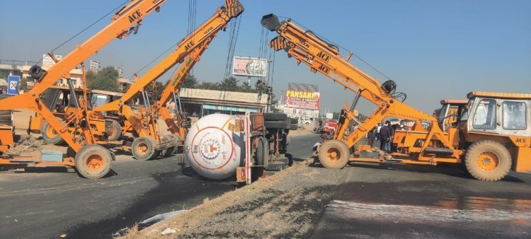 7 टन एलपीजी गैस से भरा टैंकर पलटा , 14 घंटे बाद प्रशासन ने ली राहत की सांस