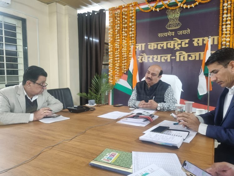 जिला कलक्टर ने तैयारियों की समीक्षा हेतु देर शाम ली अधिकारियों की बैठक