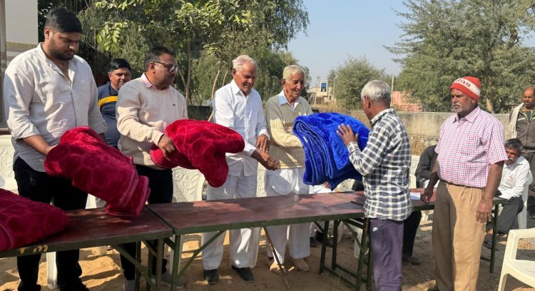 300 असहाय, गरीब व जरूरतमंदों को कम्बल वितरण